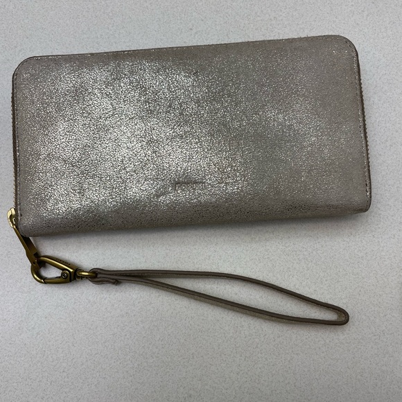 Fossil large silverish gold leather wristlet wallet - Picture 1 of 13